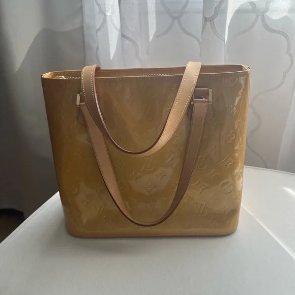 100% Authentic
Louis Vuitton Gold and Tan Houston Vernis - Picture 1 of 14